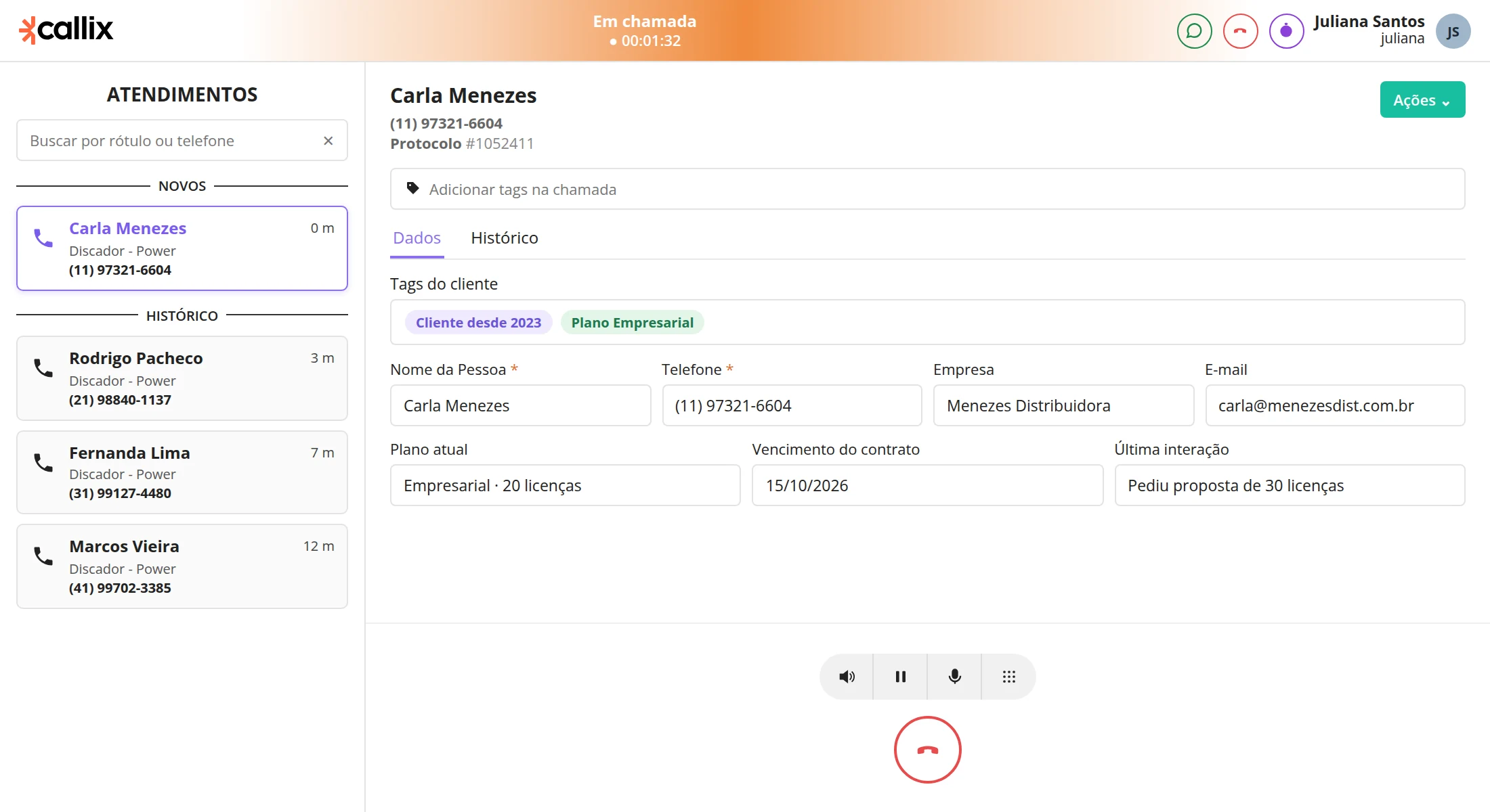Tela de atendimento da Callix durante uma ligação do Discador em modo Power: lista de atendimentos, ficha do contato com tags e campos e os controles da chamada